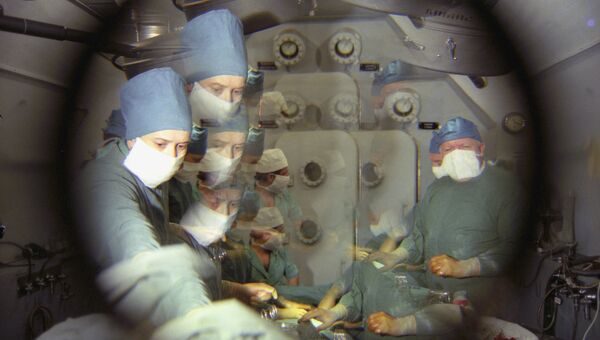Операция на сердце в замкнутом пространстве барокамеры. Архивное фото