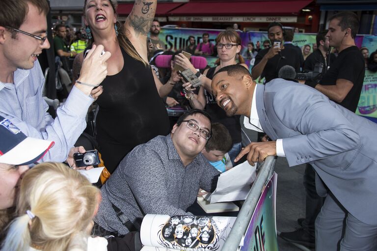 Актер Уилл Смит позирует с фанатам на европейской премьере фильма Отряд самоубийц