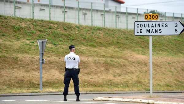 Полицейский рядом с тюрьмой в Ле Мане, где заключенный удерживает заложников