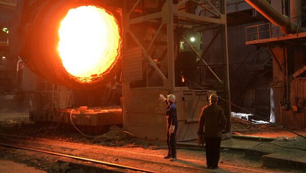 Рабочие в кислородно-конвертерном цехе Магнитогорского металлургического комбината. Архивное фото
