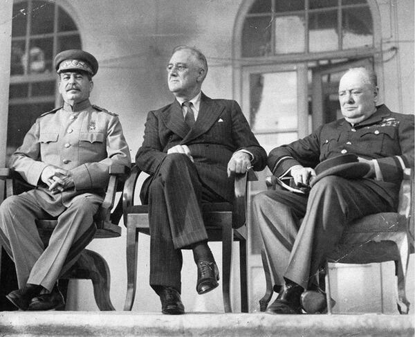 Иосиф Сталин, Франклин Рузвельт и Уинстон Черчилль во время Тегеранской конференции. 1943 год Иосиф Сталин, Франклин Рузвельт и Уинстон Черчилль во время Тегеранской конференции. 1943 год