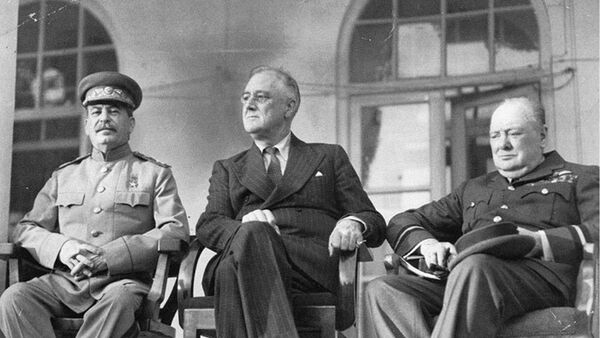 Иосиф Сталин, Франклин Рузвельт и Уинстон Черчилль во время Тегеранской конференции. 1943 год