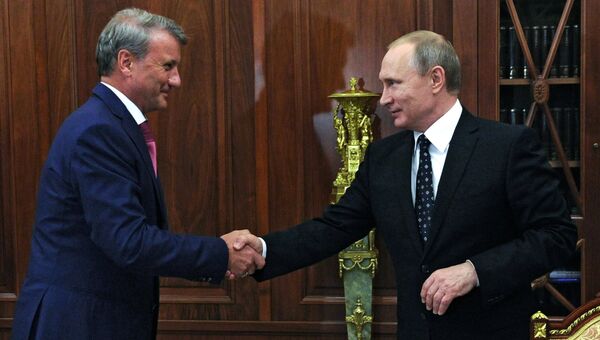 Президент России Владимир Путин и президент, председатель правления Сбербанка России Герман Греф. Архивное фото