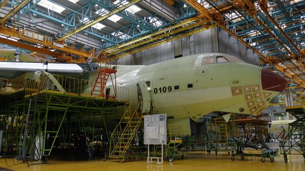 Сборка самолета ИЛ-76МД-90А в цехе окончательной сборки на Ульяновском авиационном заводе Авиастар-СП. Архивное фото