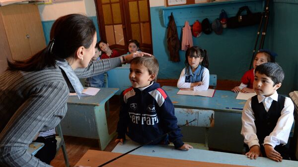 Учительница начальной школы в Дагестане во время урока
