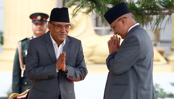 Лидер маоистов Непала Пушпа Камал Дахал приносит присягу в качестве нового премьер-министра страны. 4 августа 2016