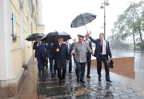 Президент России Владимир Путин и министр обороны РФ Сергей Шойгу во время праздничных мероприятий в честь Дня ВМФ в Санкт-Петербург