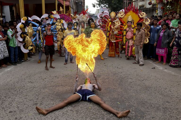 Индийский артист во время фестиваля Bonalu в Хайдарабаде, Индия