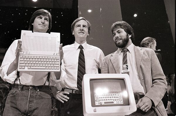 Стив Джобс, Джон Скалли и Стив Возняк во время презентации компьютера Apple IIc в Сан-Франциско, 1984 год
