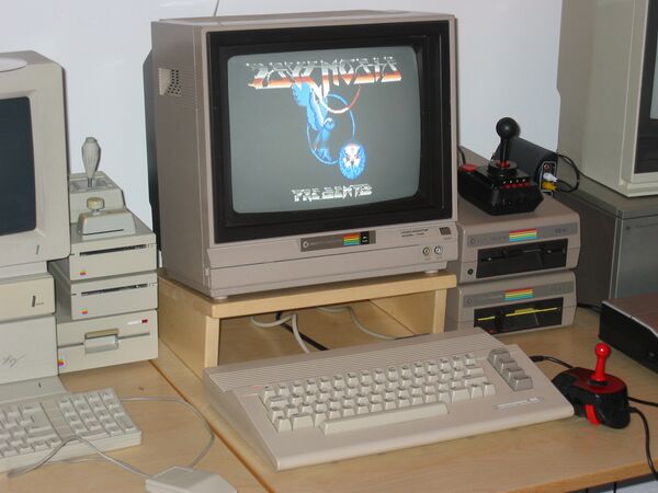 Домашний компьютер Commodore 64