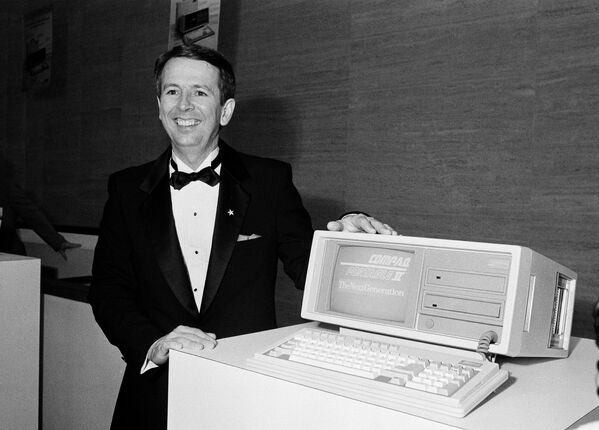 Основатель компании Compaq Род Кэнион на презентации компьютера Compaq Portable