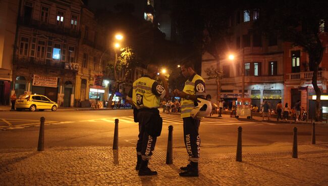 Бразильские полицейские в квартале Лапа в Рио-де-Жанейро. Архивное фото