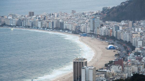 Вид на пляж Копакабана со смотровой площадки на горе Сахарная голова в Рио-де-Жанейро