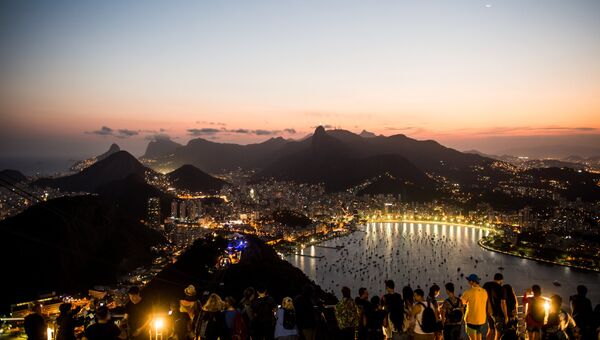 Вид на город со смотровой площадки на горе Сахарная голова в Рио-де-Жанейро