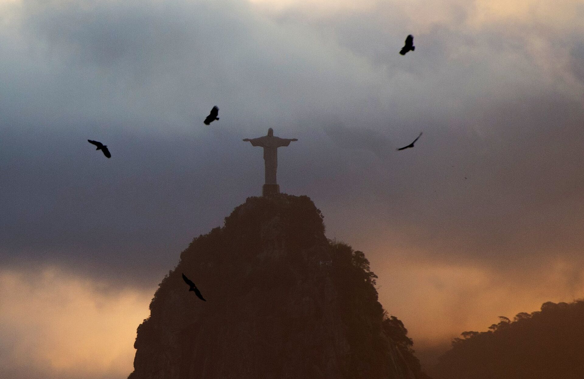 Вид на статую Христа-Искупителя на вершине горы Корковаду со смотровой площадки на горе Сахарная голова в Рио-де-Жанейро - РИА Новости, 1920, 03.06.2022
