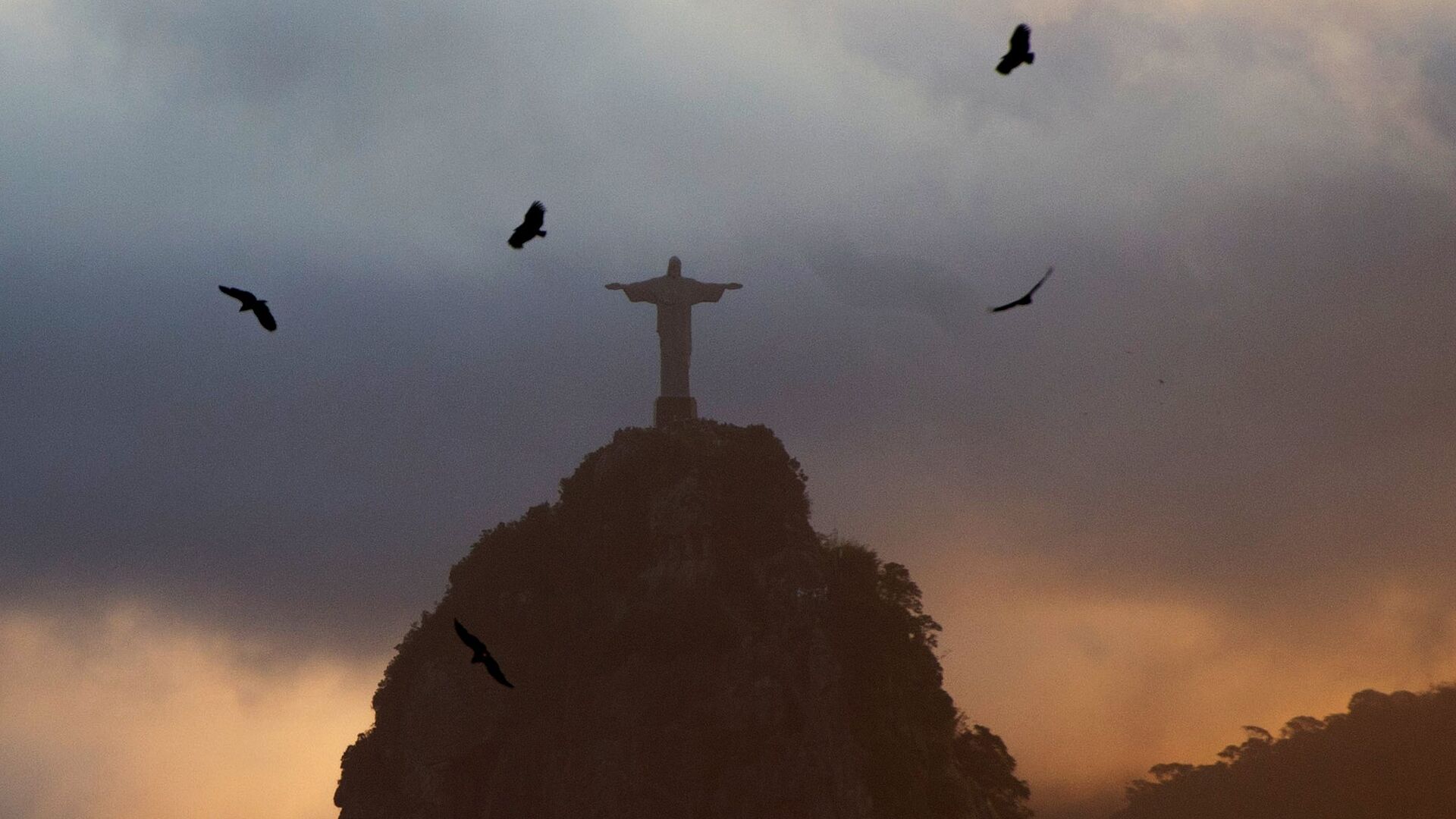 Вид на статую Христа-Искупителя на вершине горы Корковаду со смотровой площадки на горе Сахарная голова в Рио-де-Жанейро - РИА Новости, 1920, 06.12.2021