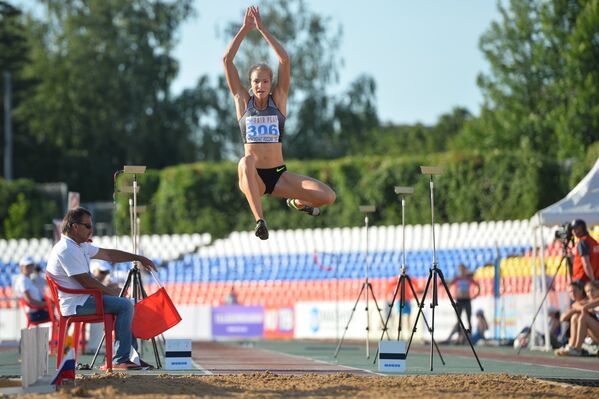 Спортсменка Дарья Клишина во время соревнований по легкой атлетике
