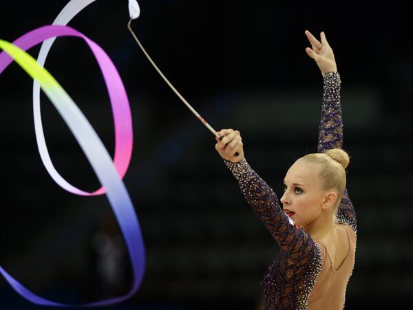 Яна Кудрявцева выполняет упражнения с лентой в квалификационных соревнованиях на чемпионате мира по художественной гимнастике