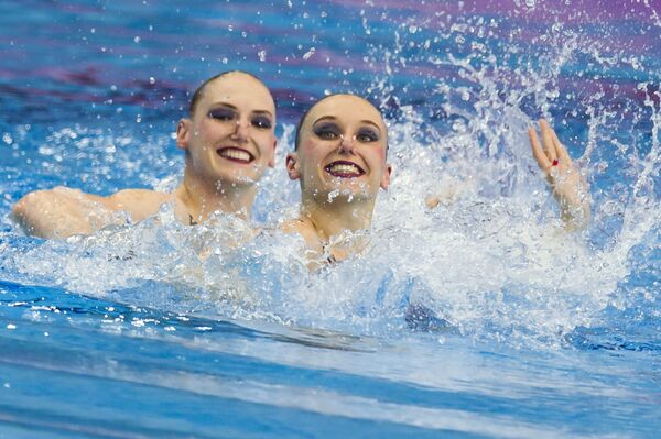 Наталья Ищенко и Светлана Ромашина выступают с произвольной программой в финале соревнований по синхронному плаванию