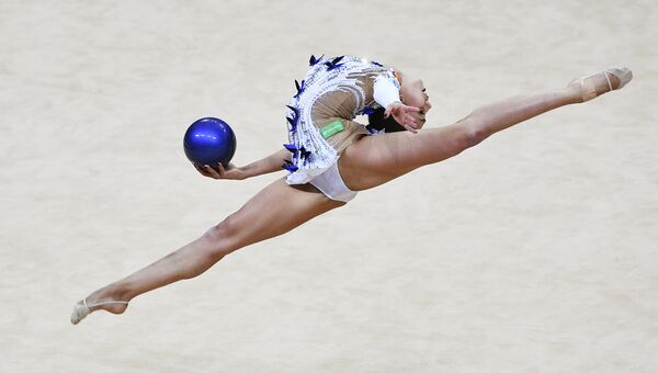 Маргарита Мамун выполняет упражнение с мячом в финале турнира Гран-при Москвы по художественной гимнастике