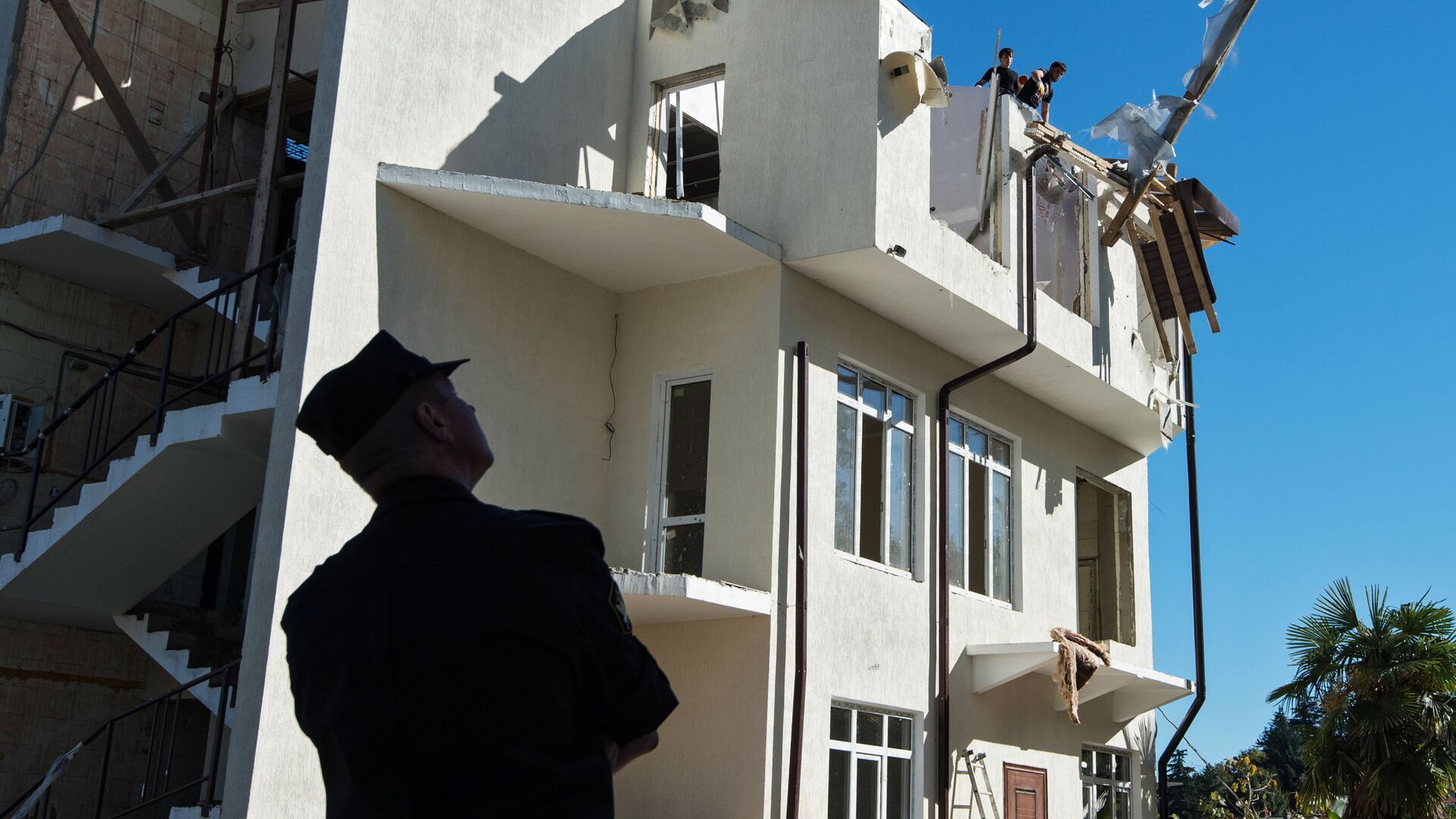 Судебный пристав во время сноса жилого дома в Сочи, признанного незаконным по решению суда - РИА Новости, 1920, 26.09.2023