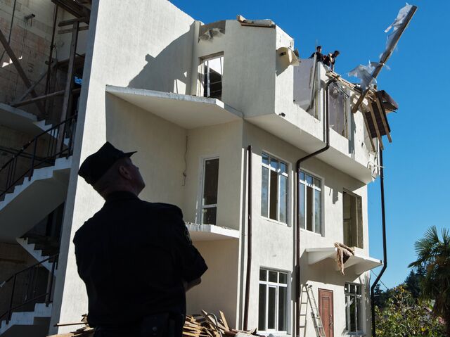 Судебный пристав во время сноса жилого дома в Сочи, признанного незаконным по решению суда