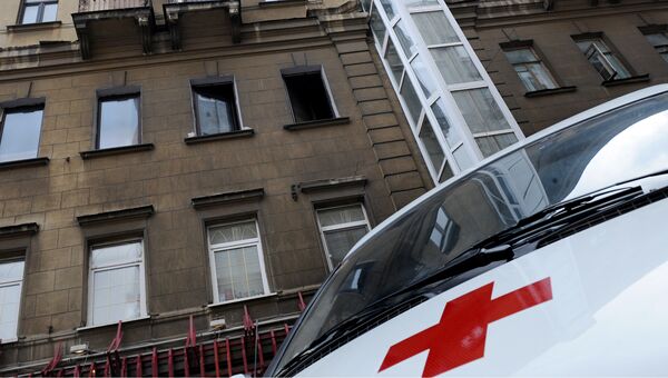 Карета скорой помощи у дома в Москве. Архивное фото