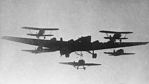ТБ-7 советский четырехмоторный тяжёлый бомбардировщик дальнего действия в воздухе