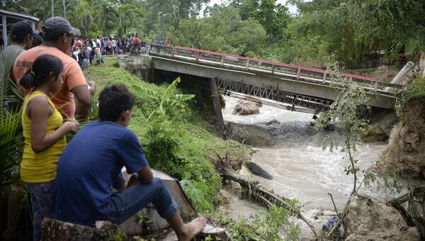 Разрушенный в результате урагана Эрл мост в Гватемале