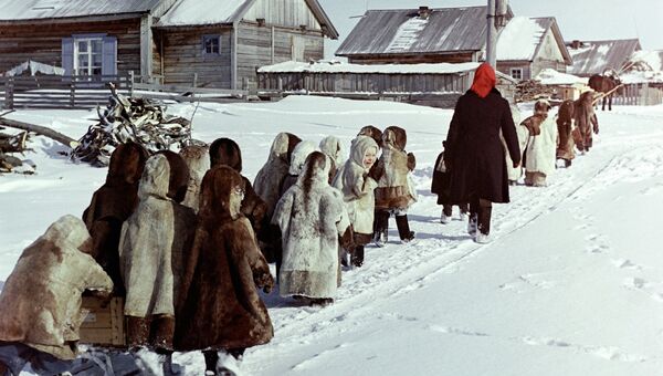 Дети на прогулке. Ямало-Ненецкий округ