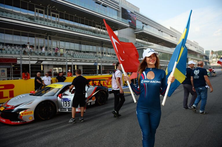 Грид-герлз перед стартом этапа гоночной серии Ferrari Challenge Coppa Shell и в рамках автошоу Ferrari Racing Days на Сочи Автодроме