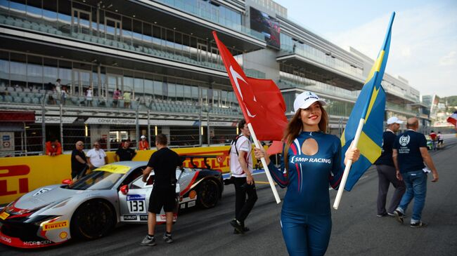 Грид-герлз перед стартом этапа гоночной серии Ferrari Challenge Coppa Shell и в рамках автошоу Ferrari Racing Days на Сочи Автодроме