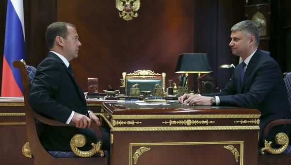 Председатель правительства России Дмитрий Медведев и президент ОАО РЖД Олег Белозеров во время встречи в резиденции Горки. 5 августа 2016