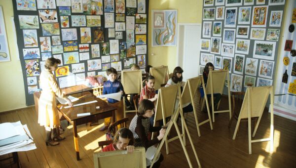Дети занимаются живописью под руководством опытного педагога. ХМАО.