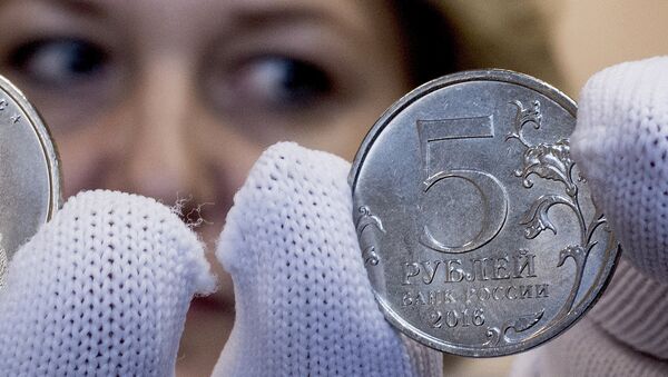 Монеты номиналом 5 рублей Вильнюс демонстрирует сотрудник Центрального хранилища Банка России