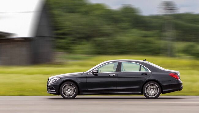 Автомобиль Mercedes-Benz S-класса. Архивное фото