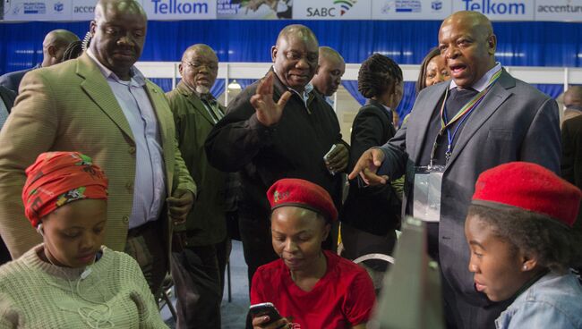 Члены правящей в ЮАР партии Африканский национальный конгресс и оппозиционной партии после объявления результатов муниципальных выборов