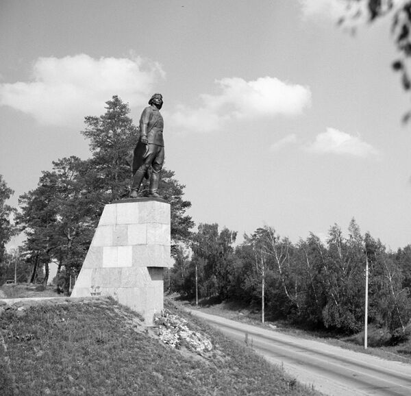 Памятник Герою Советского Союза летчику-истребителю Виктору Талалихину в селе Кузнечики Подольского района Московской области Памятник Герою Советского Союза летчику-истребителю Виктору Талалихину в селе Кузнечики Подольского района Московской области