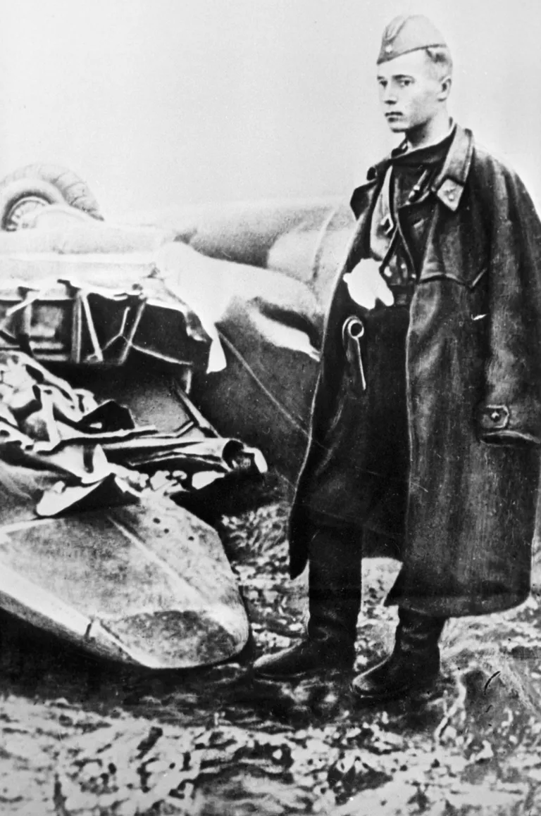 Герой Советского Союза младший лейтенант Виктор Талалихин стоит у сбитого им под Москвой вражеского бомбардировщика. Август 1941 года Герой Советского Союза младший лейтенант Виктор Талалихин стоит у сбитого им под Москвой вражеского бомбардировщика. Август 1941 года