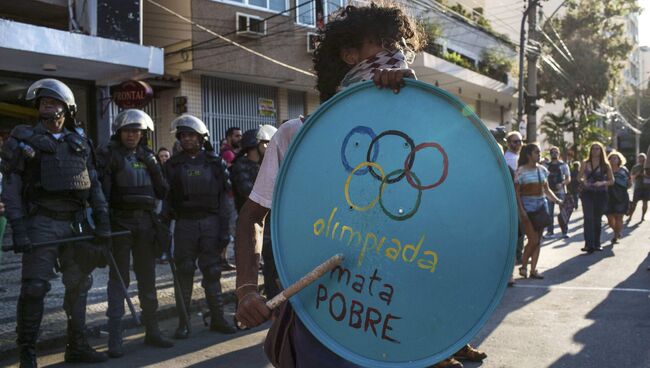 Участник акции протеста против проведения летних Олимпийских Игр в Рио-де-Жанейро рядом со стадионом Маракана