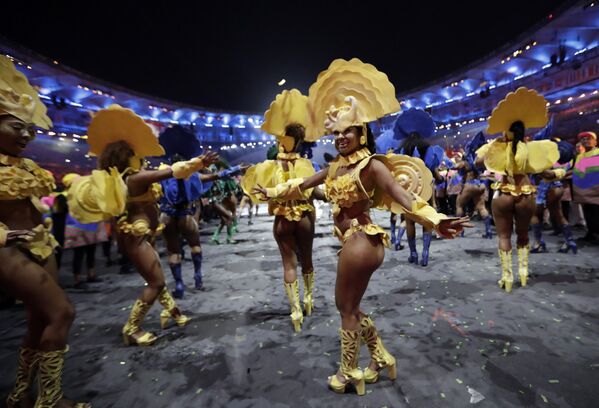 Зажигательные бразильские танцы не оставили зрителей церемонии равнодушными - многие танцевали прямо на своих местах.