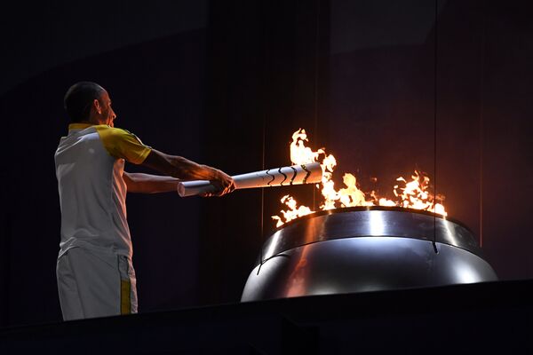 Честь зажечь Олимпийский огонь досталась бронзовому призеру Игр-2004 в Афинах, марафонцу Вандерлею Кордейру.