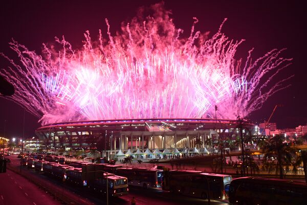 Салют над стадионом Маракана во время церемонии открытия XXXI летних Олимпийских игр в Рио-де-Жанейро.