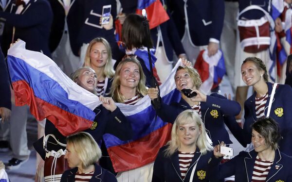 Спортсменов сборной России приняли во время парада аплодисментами.