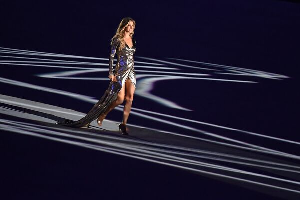Супермодель Жизель Бюндхен продефилировала через всю арену на церемонии открытия Олимпийских игр в Рио-де-Жанейро под известную композицию The Girl from Ipanema.