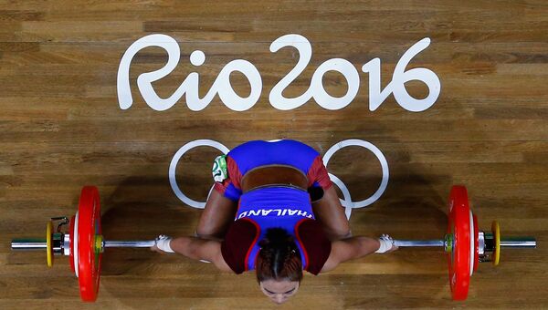 Тайская тяжелоатлетка Сопита Танасан завоевала золотую медаль в весовой категории до 48 кг на Олимпиаде-2016 в Рио-де-Жанейро