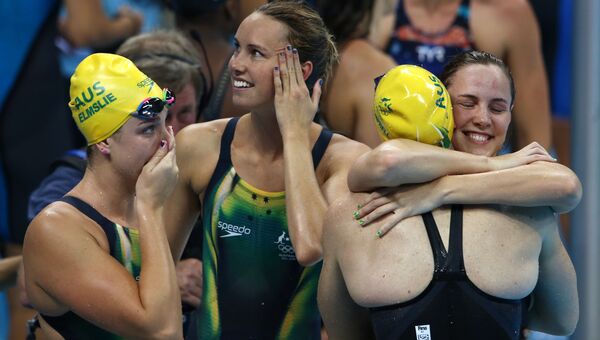 Австралийки радуются победе в финале Олимпиады в Рио в эстафете 4 по 100 метров кролем
