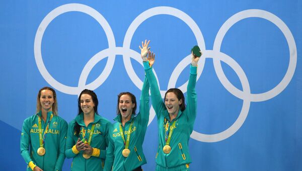 Австралийские пловчихи взяли золото Олимпийских Игр в Рио, установив мировой рекорд в эстафете 4 по 100 метров кролем