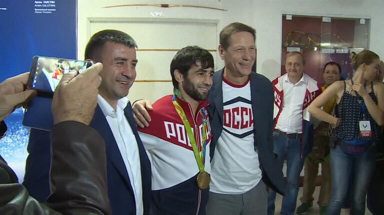 Первый российский чемпион ОИ-2016 показал завоеванную золотую медаль Первый российский чемпион ОИ-2016 показал завоеванную золотую медаль