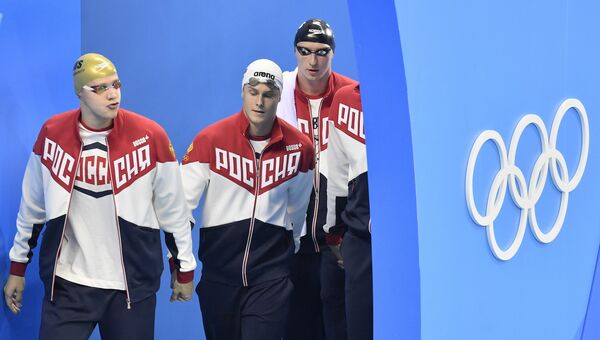 Российские пловцы перед стартом мужской эстафеты 4х100 м вольным стилем в соревнованиях по плаванию на XXXI летних Олимпийских играх